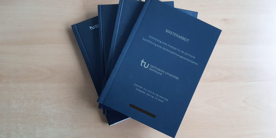 Foto von gebundenen Masterarbeiten
