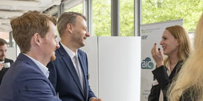 Gespräch zwischen Lehrstuhlmitarbeitenden