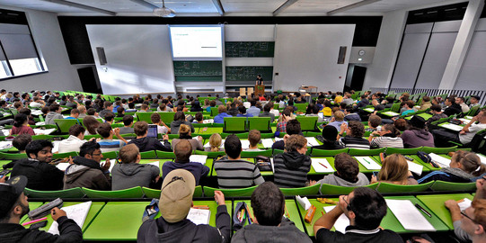 Studierende sitzen in einer Vorlesung im Seminargebäude Campus Nord.