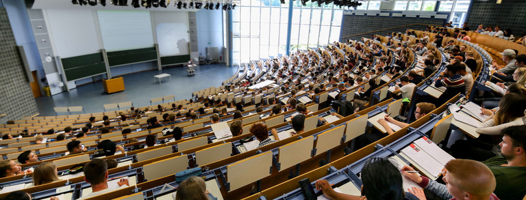 Studierende sitzen in einer Vorlesung im Audimax. 