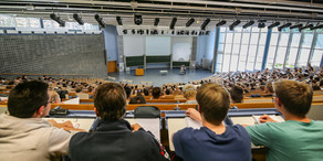 Studierende sitzen in einer Vorlesung im Audimax.